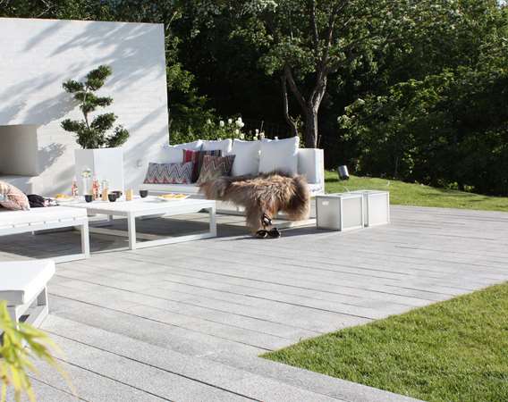 Lyse granit plank som belaegning designet af havearkitekt Tor Haddeland