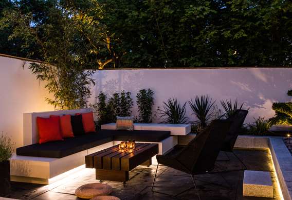 Loungezone med gennemtænkt lysplan designet af havearkitekt Tor Haddeland